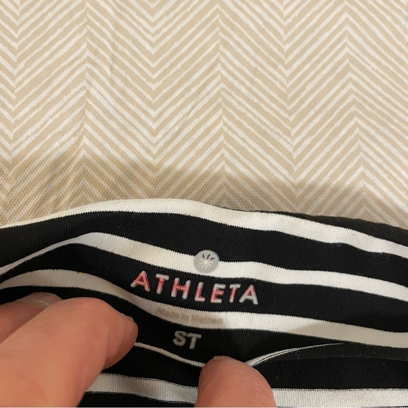 Athleta Leggings Stripes Black White Cropped Gently Worn Versatile Gym Size ST - Picture 5 of 8